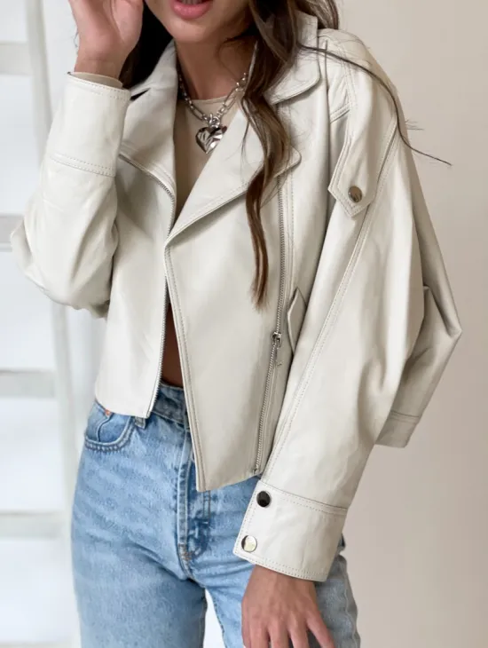 Белая короткая кожаная куртка - фото 1