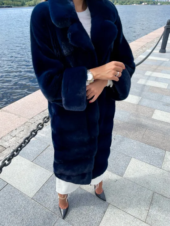 Шуба из плюшевой норки в цвете индиго - фото 3