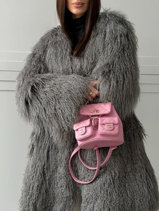 Удлиненная серая шуба из ламы - фото 1