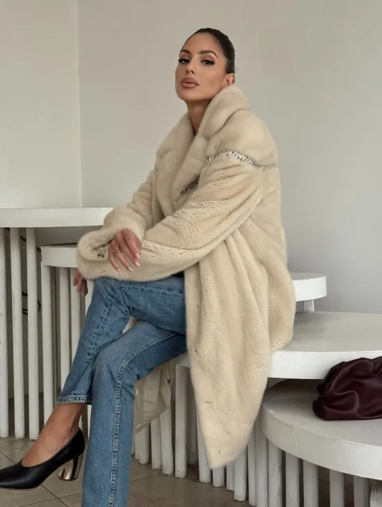 Шуба из аукционной норки с отделкой из кожи в цвете жемчуг - фото 6