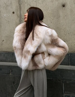 Женская шуба из натурального меха лисы - фото 11