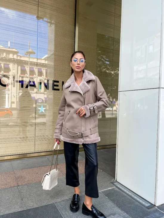 Авиатор дубленка из натуральной овчины в бежевом оттенке - фото 3