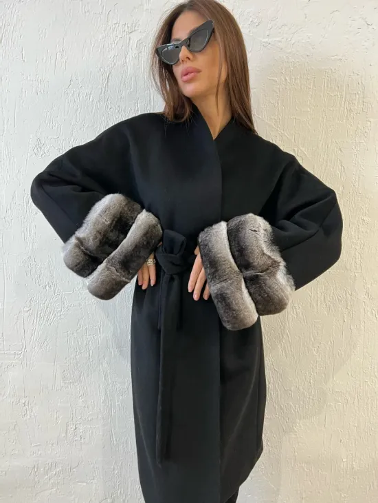 Пальто с мехом шиншиллы - цвет черный - фото 0
