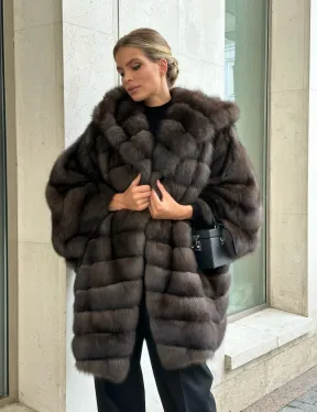 Эффектный жакет из меха соболя с капюшоном седина 1/2 - фото 2