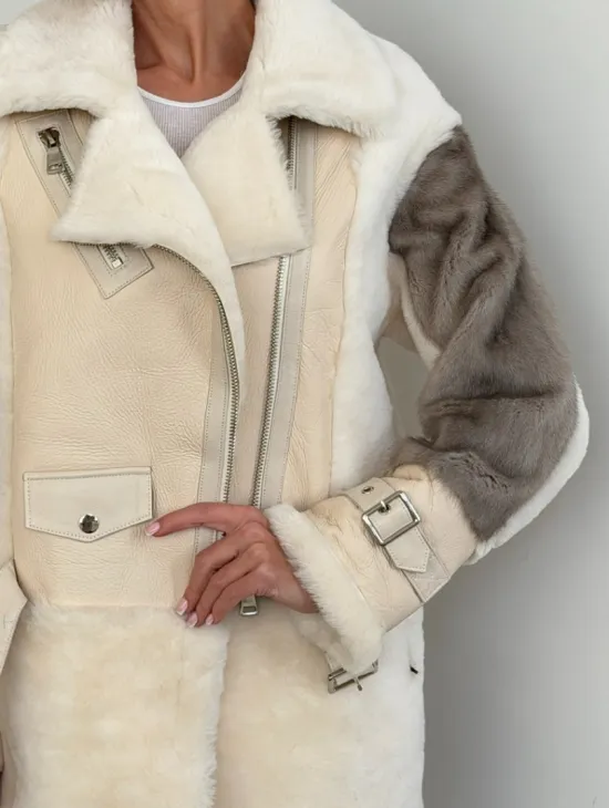 Удлиненная дубленка из натуральной овчины с рукавами из меха норки – молочный - фото 1