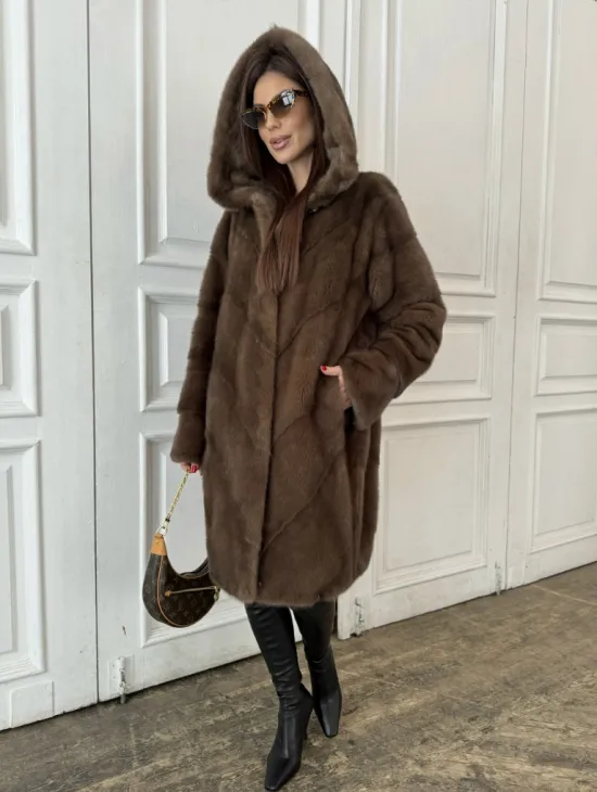 Шуба из меха норки с капюшоном в цвете орех - фото 0
