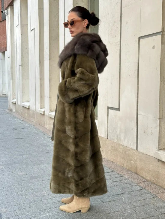 Норковая шуба зеленого цвета с капюшоном из меха куницы - фото 6